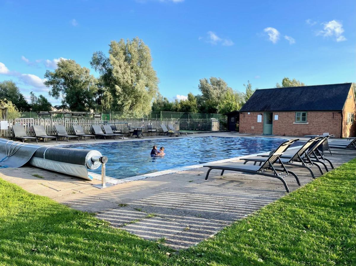 Cosy Cotswold Lodge By Your Home Here - Summer Sale For 3 Plus Nights - Ideal For Families With Log-Burner, Spa, Private Parking And Heated Swimming Pools Ashton Keynes 외부 사진