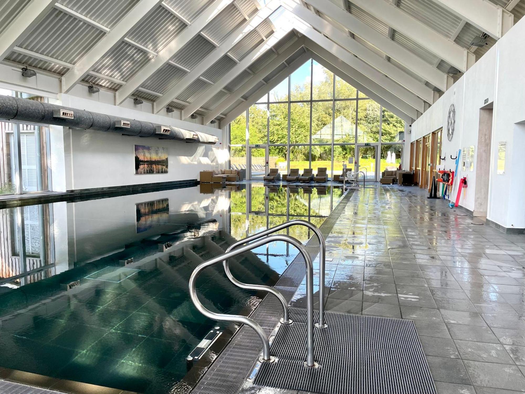 Cosy Cotswold Lodge By Your Home Here - Summer Sale For 3 Plus Nights - Ideal For Families With Log-Burner, Spa, Private Parking And Heated Swimming Pools Ashton Keynes 외부 사진