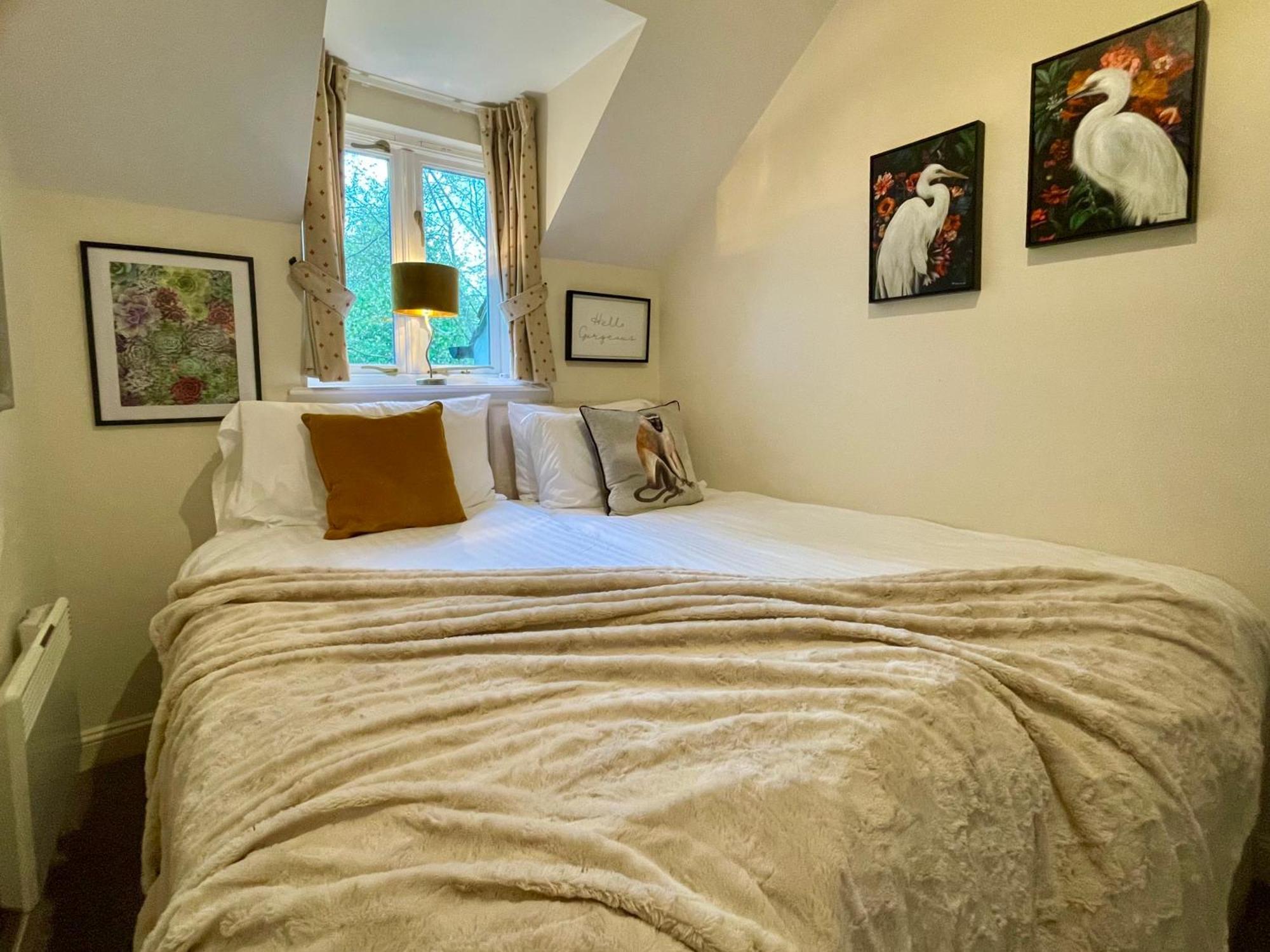 Cosy Cotswold Lodge By Your Home Here - Summer Sale For 3 Plus Nights - Ideal For Families With Log-Burner, Spa, Private Parking And Heated Swimming Pools Ashton Keynes 외부 사진