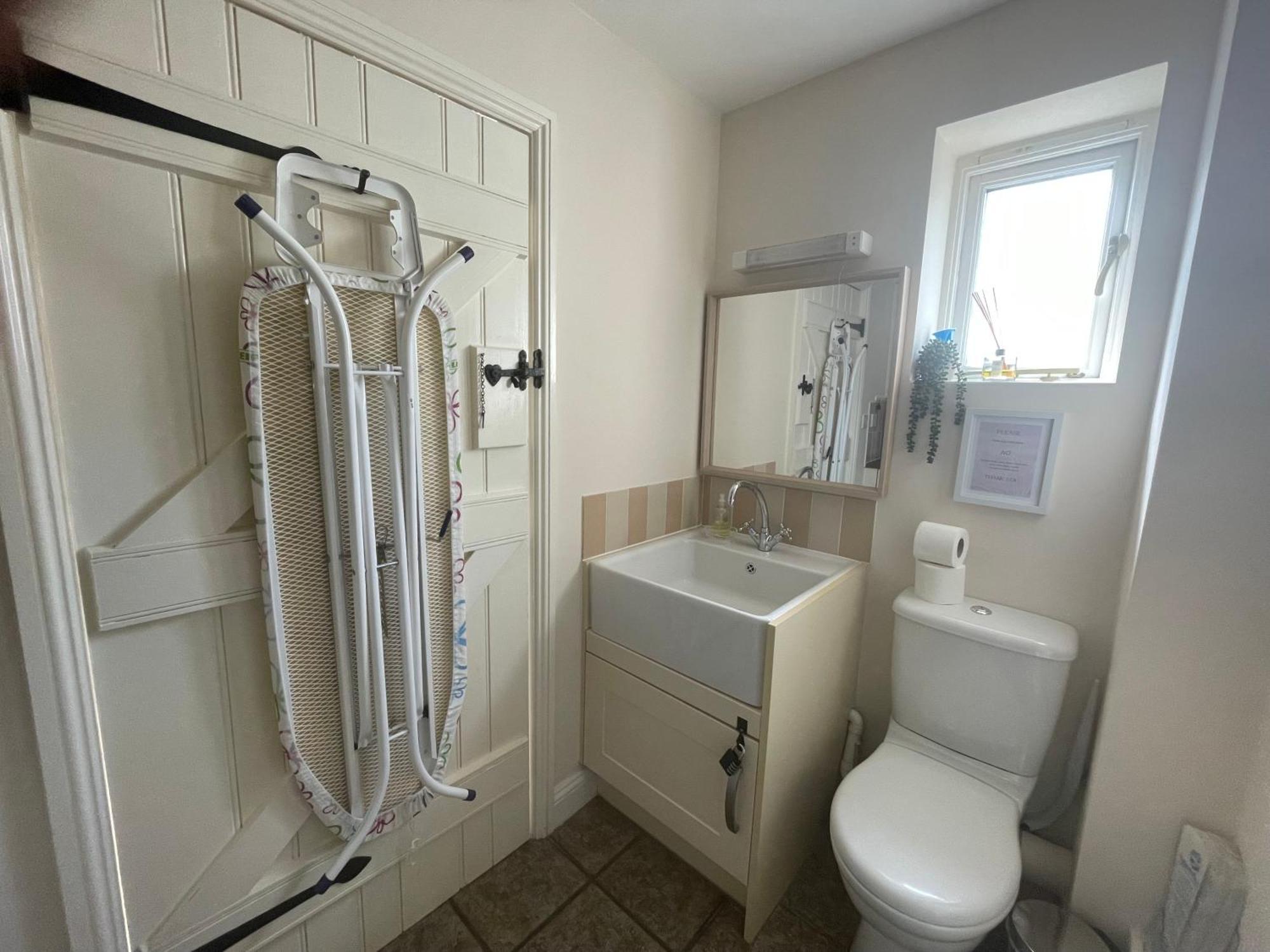 Cosy Cotswold Lodge By Your Home Here - Summer Sale For 3 Plus Nights - Ideal For Families With Log-Burner, Spa, Private Parking And Heated Swimming Pools Ashton Keynes 외부 사진