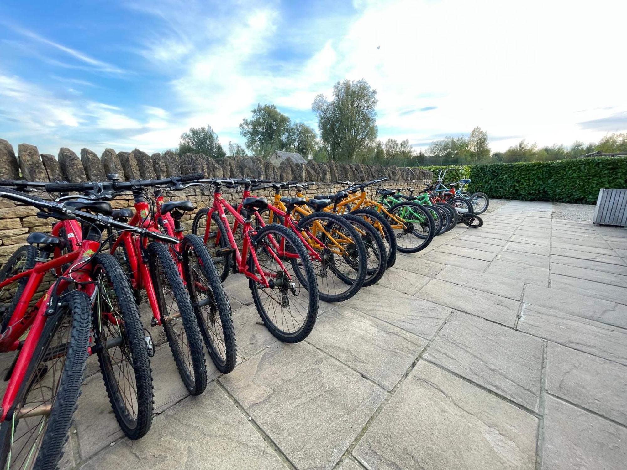 Cosy Cotswold Lodge By Your Home Here - Summer Sale For 3 Plus Nights - Ideal For Families With Log-Burner, Spa, Private Parking And Heated Swimming Pools Ashton Keynes 외부 사진