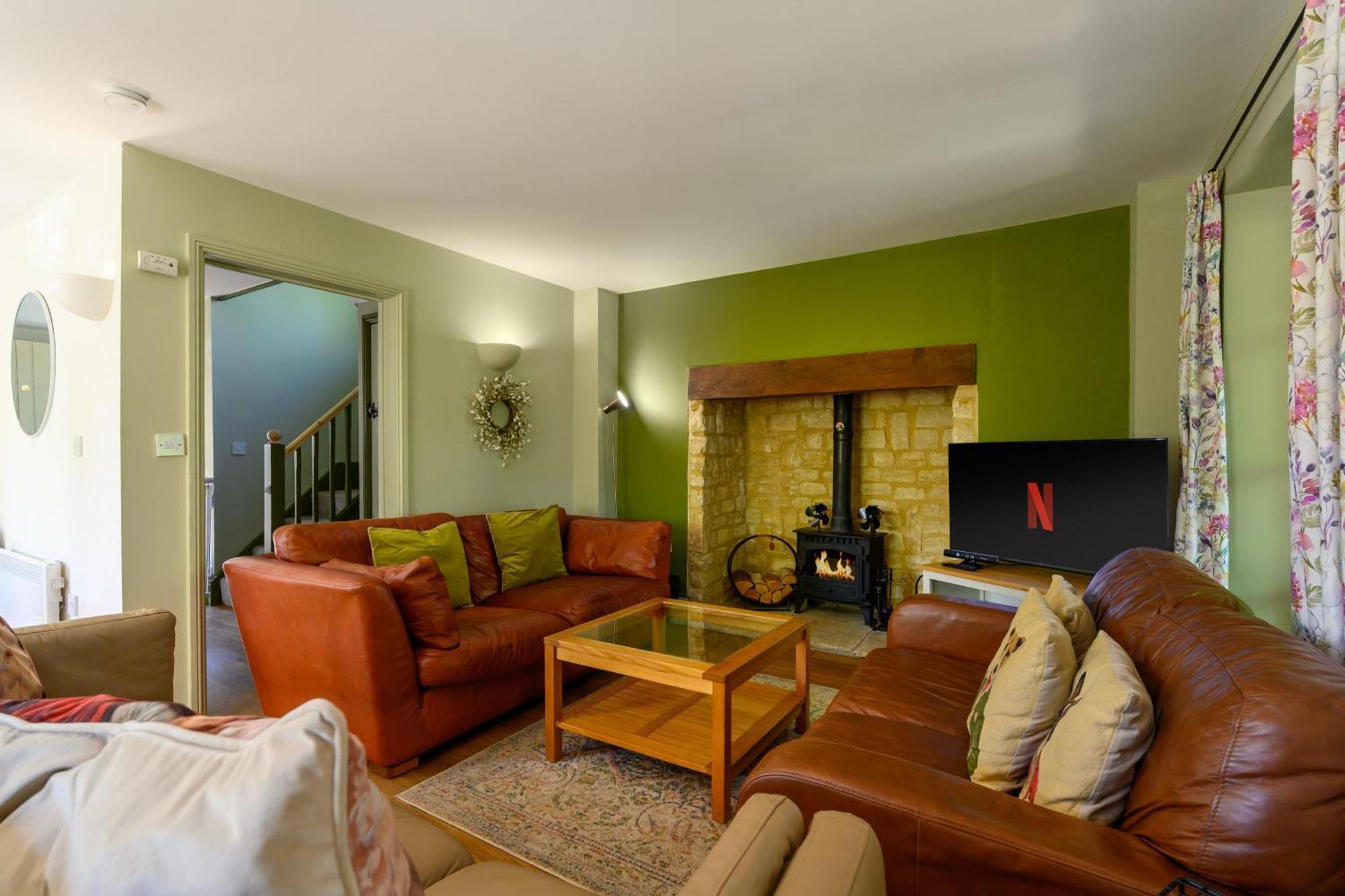 Cosy Cotswold Lodge By Your Home Here - Summer Sale For 3 Plus Nights - Ideal For Families With Log-Burner, Spa, Private Parking And Heated Swimming Pools Ashton Keynes 외부 사진