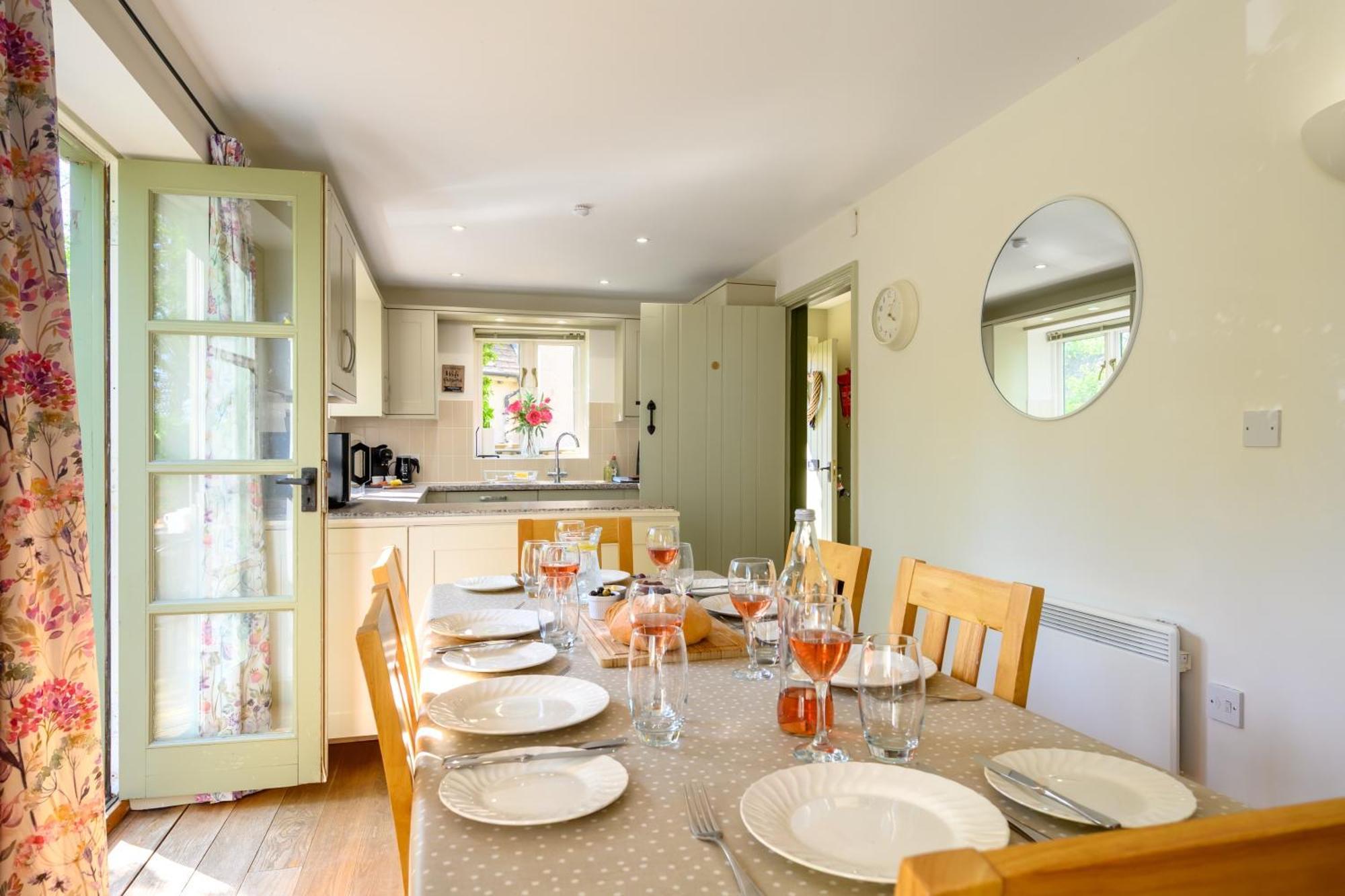 Cosy Cotswold Lodge By Your Home Here - Summer Sale For 3 Plus Nights - Ideal For Families With Log-Burner, Spa, Private Parking And Heated Swimming Pools Ashton Keynes 외부 사진