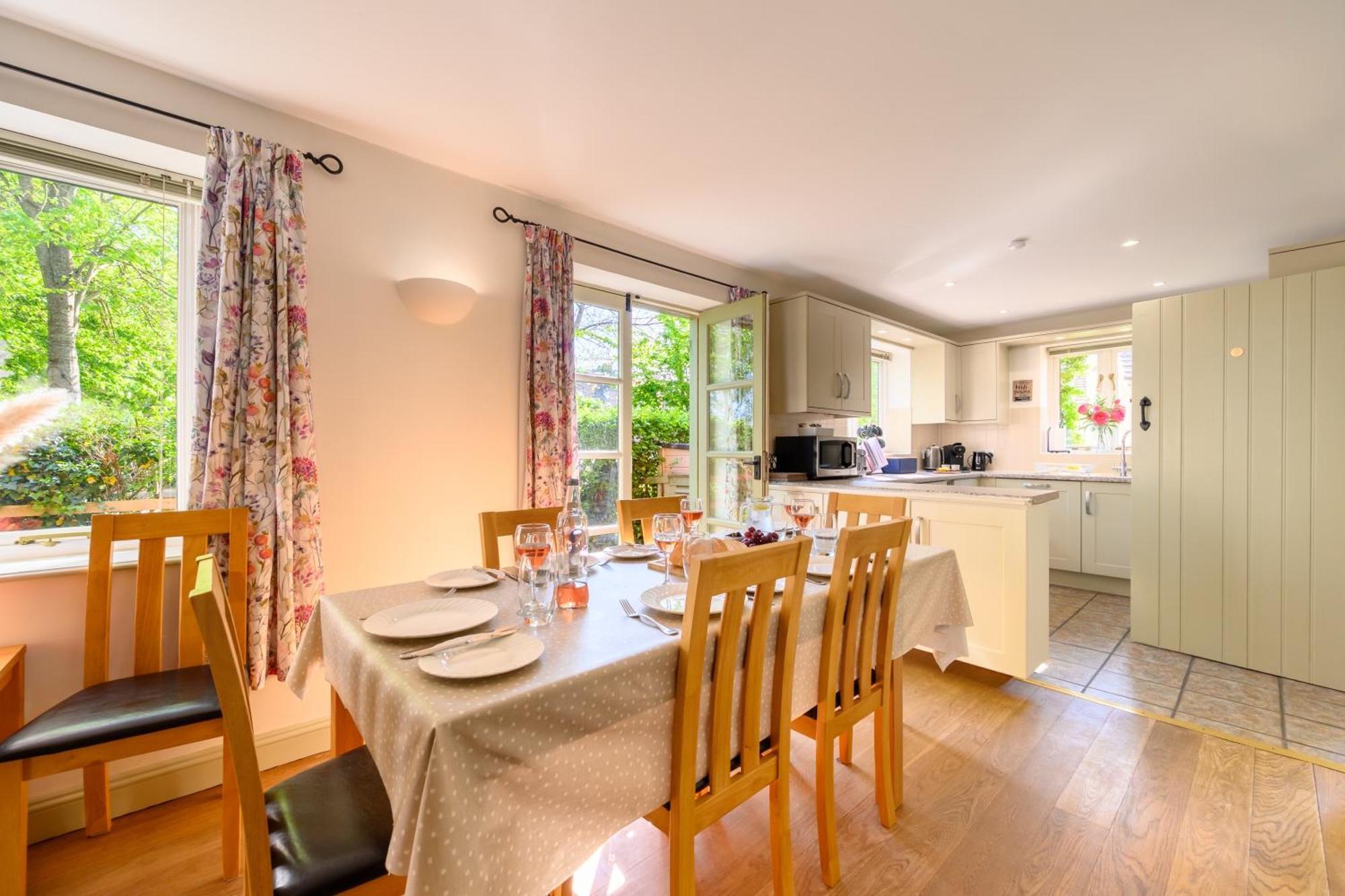 Cosy Cotswold Lodge By Your Home Here - Summer Sale For 3 Plus Nights - Ideal For Families With Log-Burner, Spa, Private Parking And Heated Swimming Pools Ashton Keynes 외부 사진