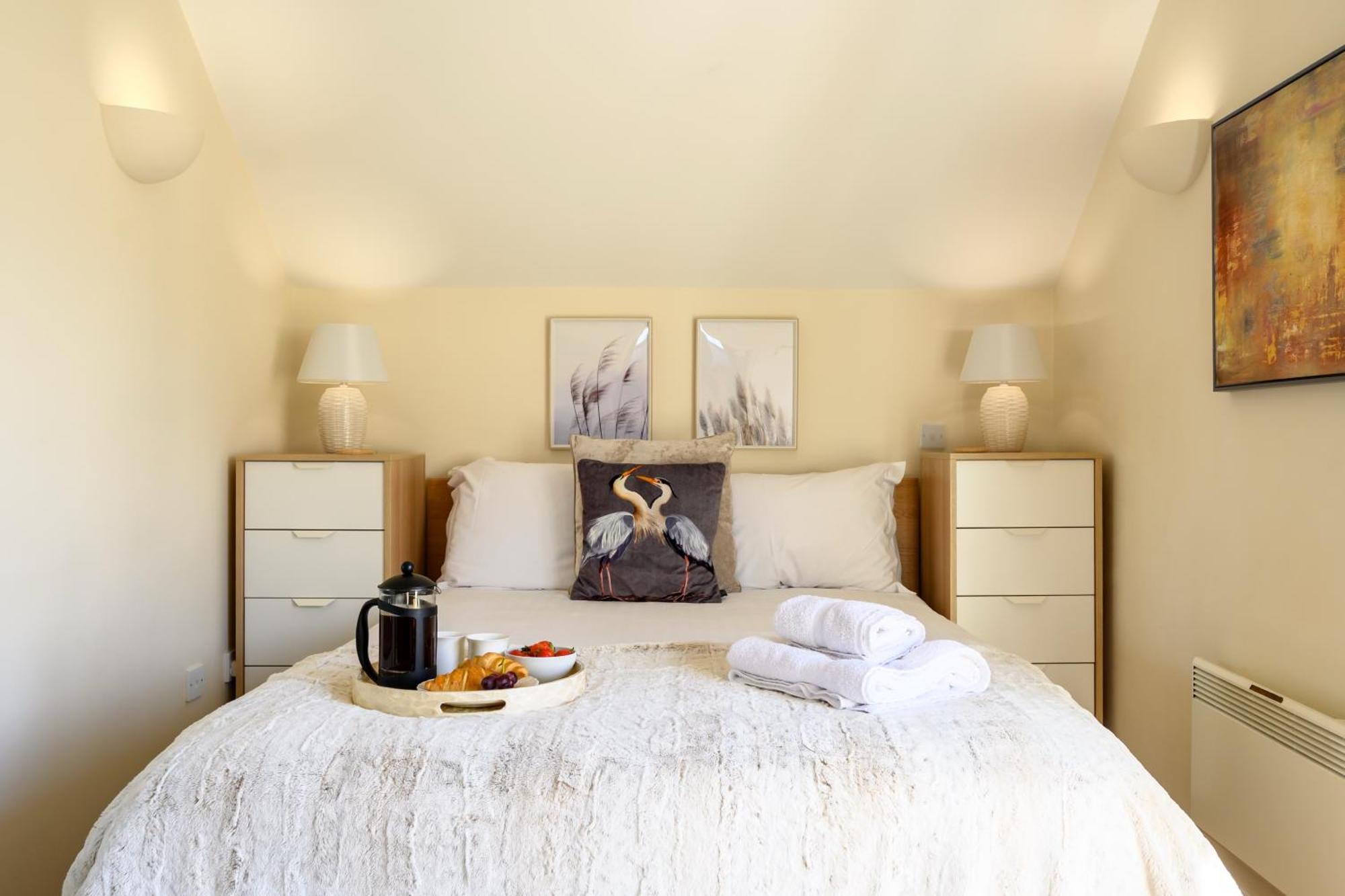 Cosy Cotswold Lodge By Your Home Here - Summer Sale For 3 Plus Nights - Ideal For Families With Log-Burner, Spa, Private Parking And Heated Swimming Pools Ashton Keynes 외부 사진