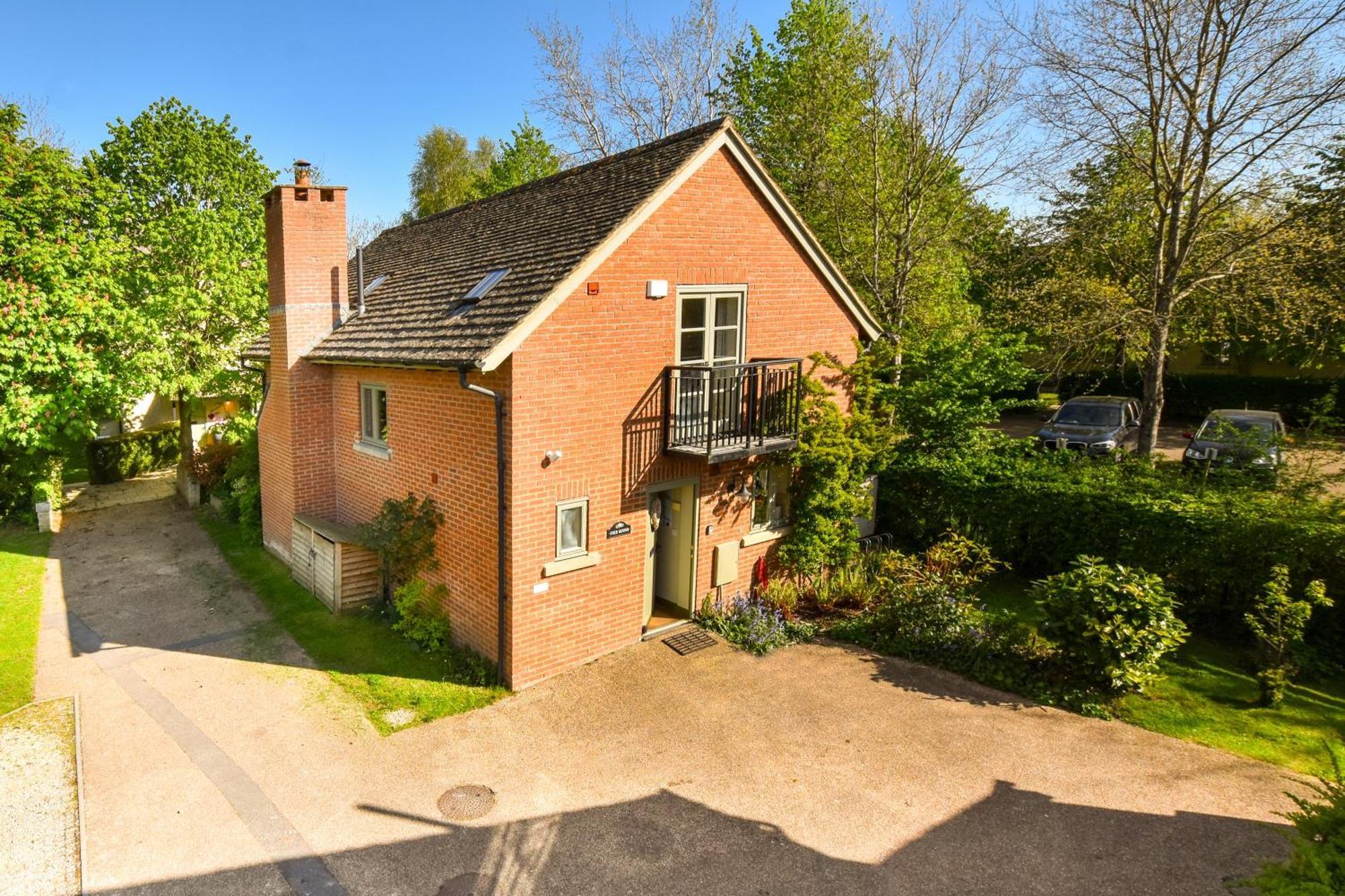 Cosy Cotswold Lodge By Your Home Here - Summer Sale For 3 Plus Nights - Ideal For Families With Log-Burner, Spa, Private Parking And Heated Swimming Pools Ashton Keynes 외부 사진