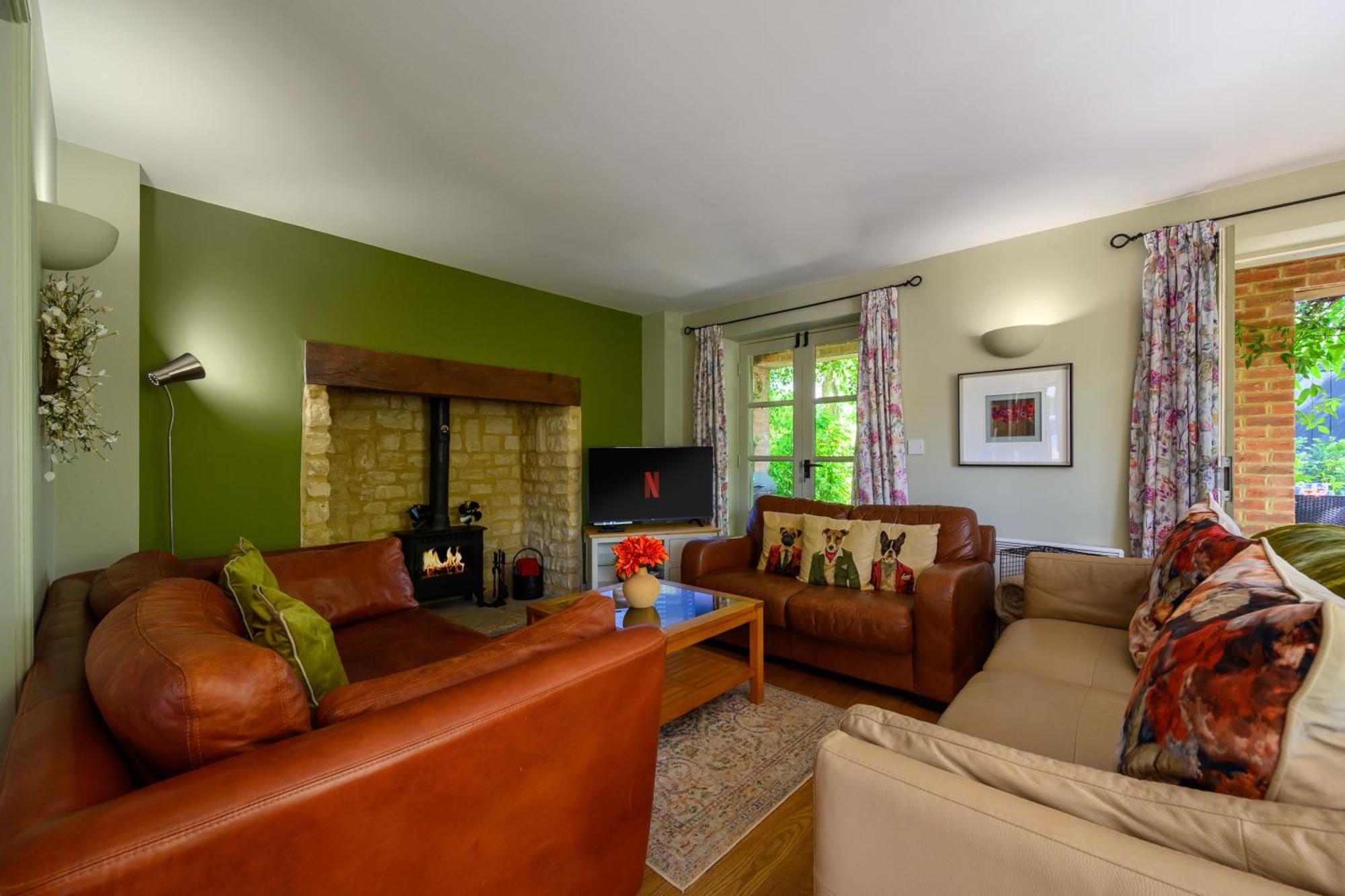 Cosy Cotswold Lodge By Your Home Here - Summer Sale For 3 Plus Nights - Ideal For Families With Log-Burner, Spa, Private Parking And Heated Swimming Pools Ashton Keynes 외부 사진
