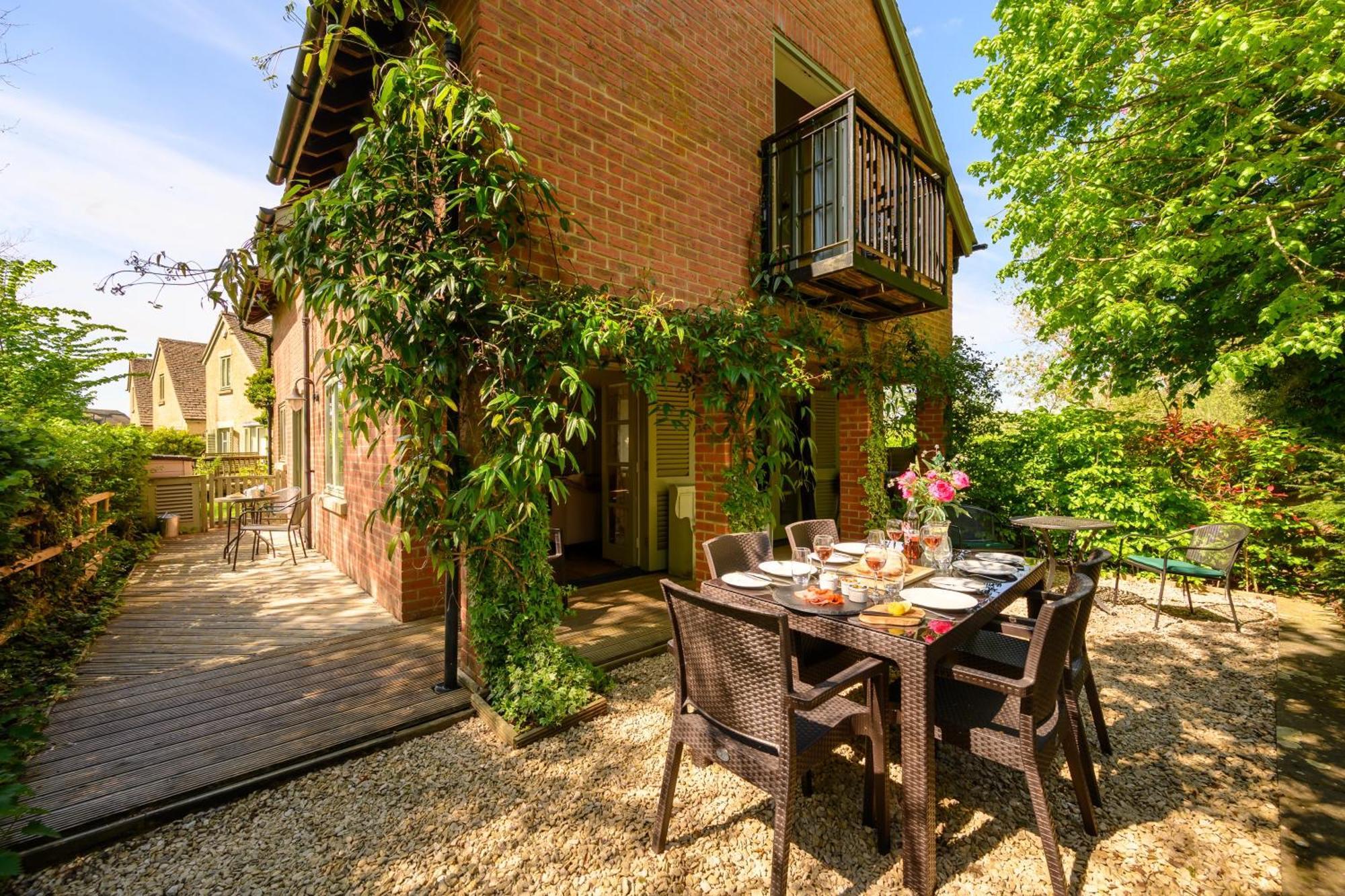 Cosy Cotswold Lodge By Your Home Here - Summer Sale For 3 Plus Nights - Ideal For Families With Log-Burner, Spa, Private Parking And Heated Swimming Pools Ashton Keynes 외부 사진