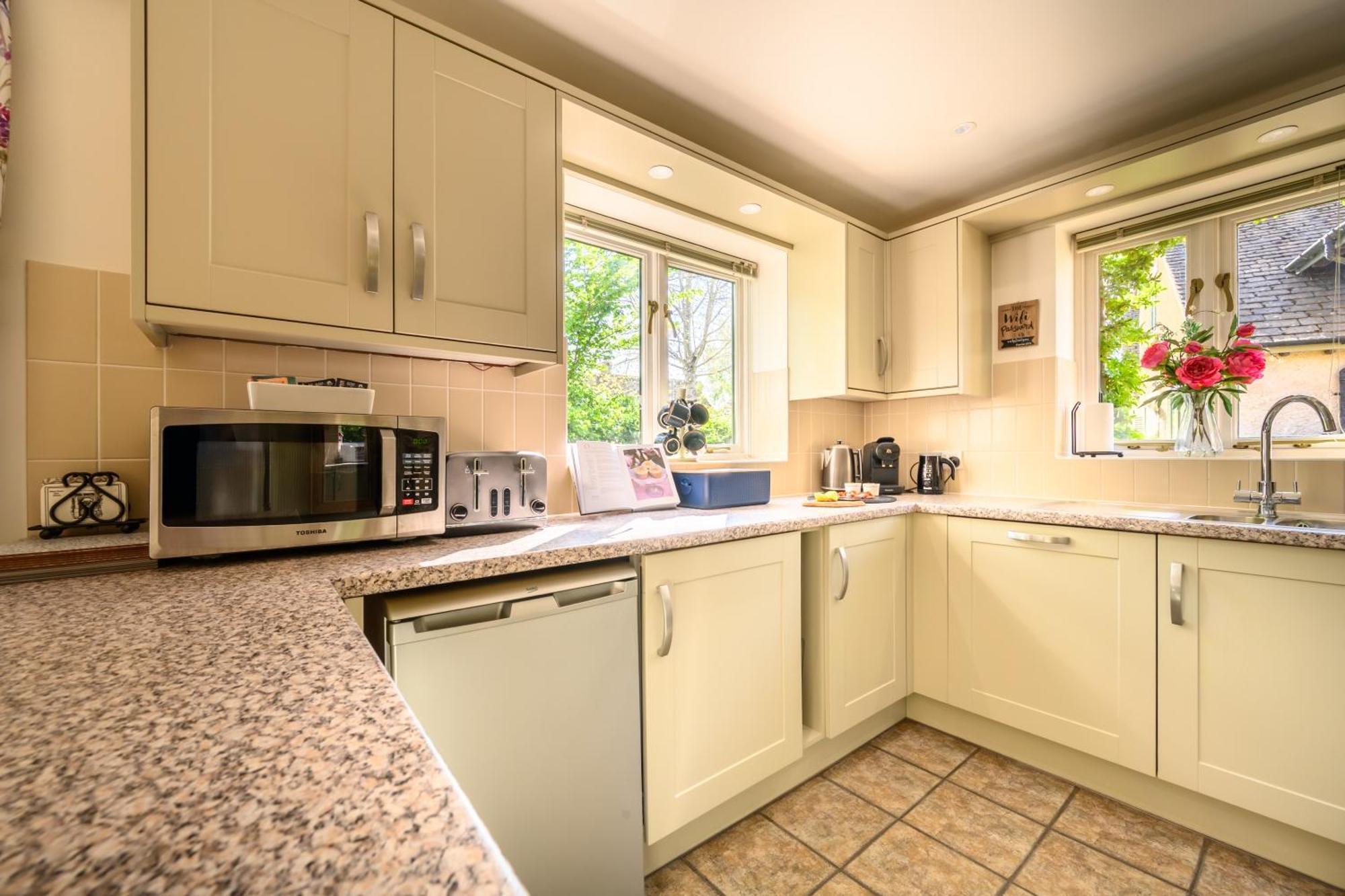 Cosy Cotswold Lodge By Your Home Here - Summer Sale For 3 Plus Nights - Ideal For Families With Log-Burner, Spa, Private Parking And Heated Swimming Pools Ashton Keynes 외부 사진