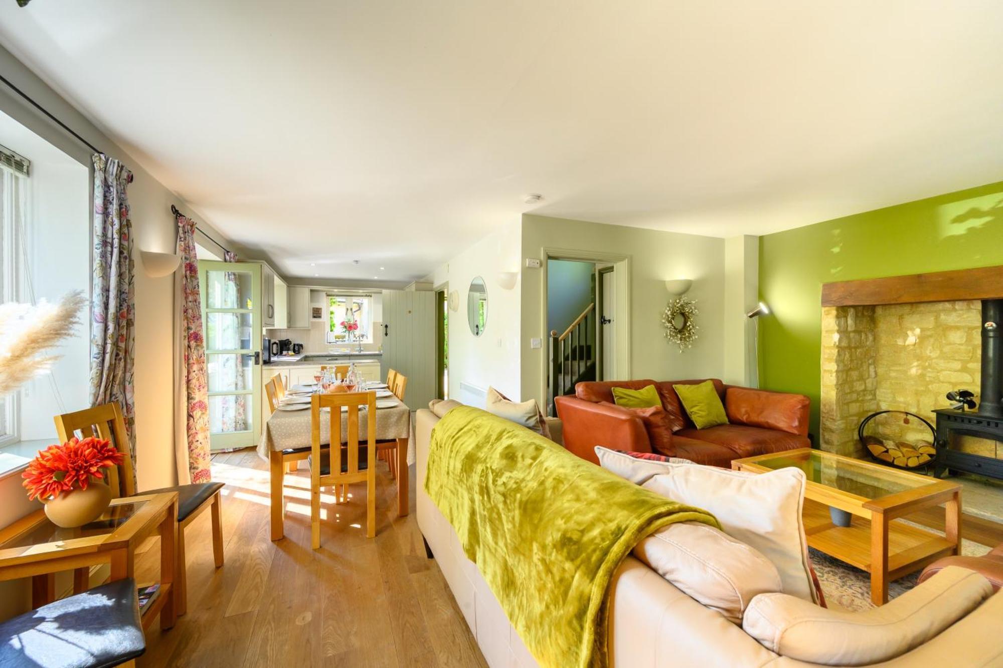 Cosy Cotswold Lodge By Your Home Here - Summer Sale For 3 Plus Nights - Ideal For Families With Log-Burner, Spa, Private Parking And Heated Swimming Pools Ashton Keynes 외부 사진