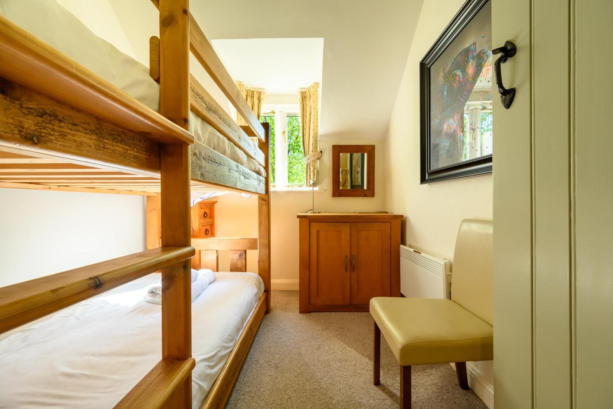 Cosy Cotswold Lodge By Your Home Here - Summer Sale For 3 Plus Nights - Ideal For Families With Log-Burner, Spa, Private Parking And Heated Swimming Pools Ashton Keynes 외부 사진