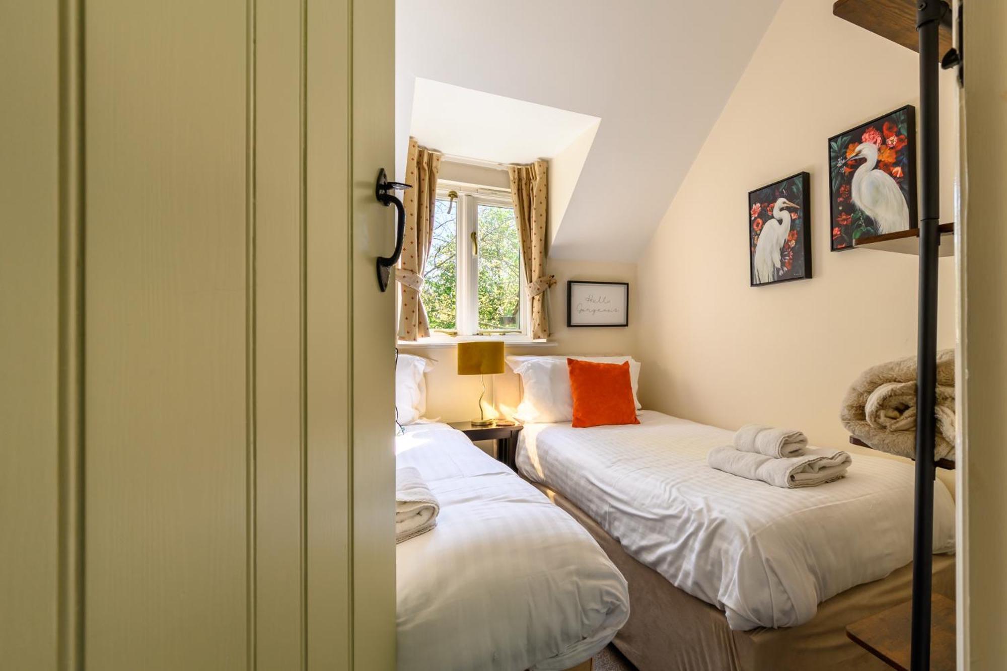 Cosy Cotswold Lodge By Your Home Here - Summer Sale For 3 Plus Nights - Ideal For Families With Log-Burner, Spa, Private Parking And Heated Swimming Pools Ashton Keynes 외부 사진